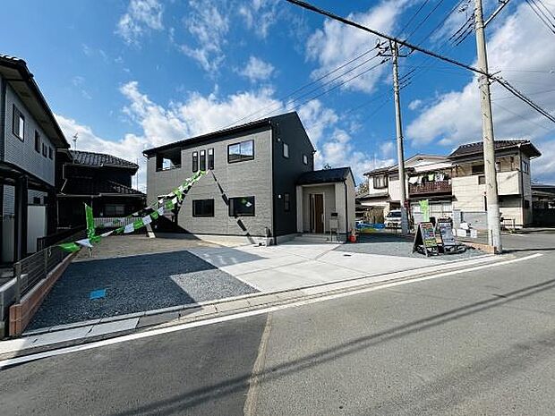 広々とした駐車スペースが魅力です。複数台の車を停めることが可能です。前面道路も見通しが良く出入りがしやすいです。駐車場部分はコンクリートで使い勝手のよさがうかがえます。