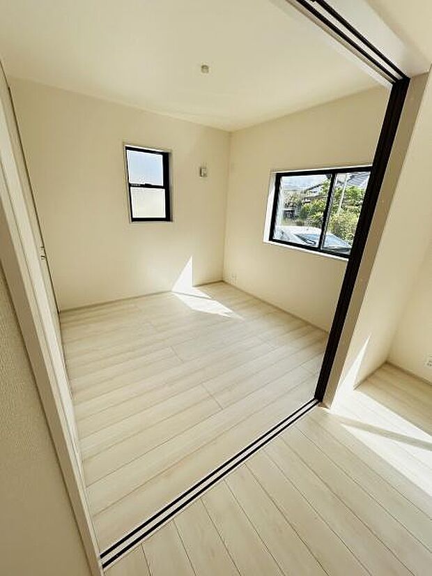 二面の窓からたっぷりと光が入る洋室です。明るく開放的な雰囲気が感じられます。床の色合いが空間を広く見せてくれます。シンプルなデザインでお手入れもしやすいです。