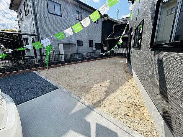 開放感のある庭が広がっています。シンプルなスペースで様々な用途にご活用いただけます。日当たりも良好な環境です。旗がアクセントとなり明るい印象を演出しています。