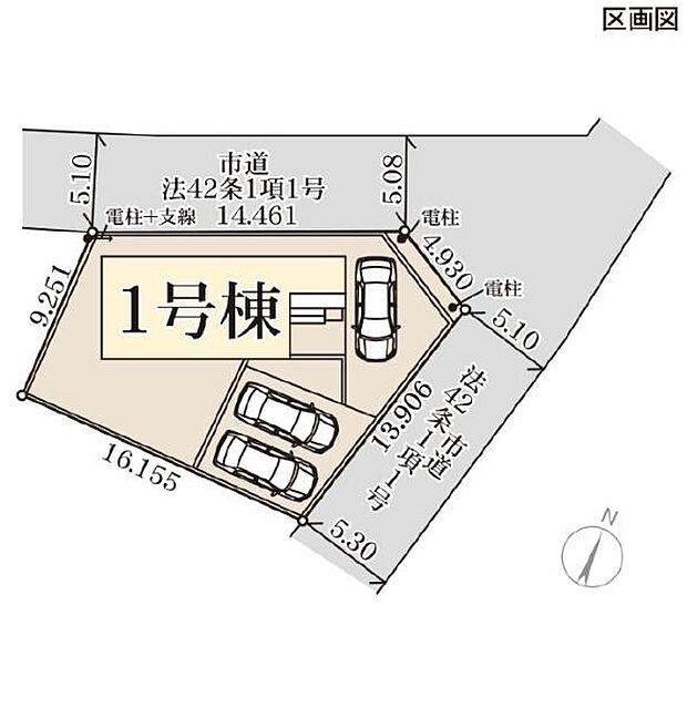 ゆとりのある敷地配置で車も複数台駐車可能です。周囲が道路に面しており開放感を感じられる区画です。形状も工夫されており敷地利用がしやすい点が特徴です。建物周辺の動線も確保されています。