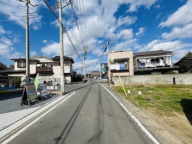 前面道路が広く車の通行にも安心感があります。周囲は落ち着いた住宅街で静かな環境が魅力です。空が広がり日当たりも良好な現地です。道幅があり毎日の生活にも便利です。