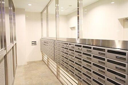 24時間受け取れる宅配BOX完備。忙しくて不在の多い方にもとても便利です。