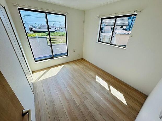 明るい日差しがしっかりと入る子供部屋です。二面採光で開放感があります。シンプルな内装がインテリアのアレンジに適しています。広さも十分に感じられる空間です。毎日を快適に過ごせる仕様となっています。