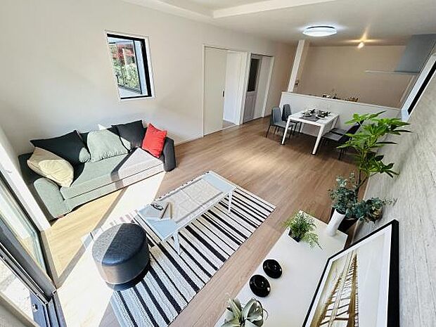 窓からの光がリビング全体にしっかり届き明るく開放感のある空間です。床と家具の色合いが落ち着いた印象を与え使い勝手の良さが伝わります。