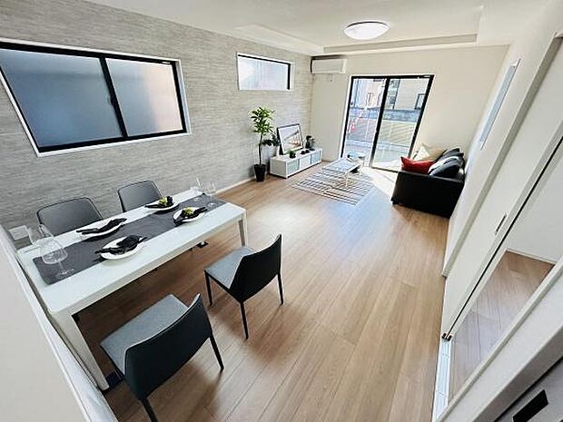 リビングは明るい窓から自然光が差し込み開放感のある空間を演出します。ソファやダイニングセットが置ける広さがあり快適な生活が実現できます。