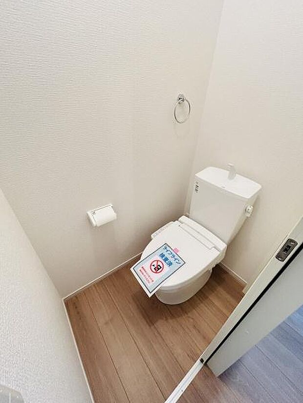 シンプルなデザインで清潔感のあるトイレです。壁や床も明るい色合いで全体的にすっきりとした印象があります。ペーパーホルダーやタオルリングも備わっています。使いやすさを意識した空間です。