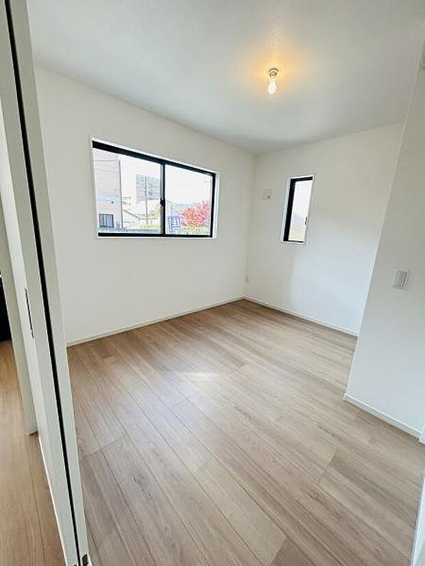 明るい室内です。二面採光が可能な洋室となっております。壁や床の色合いがシンプルでどんなインテリアにもなじみやすい空間です。すっきりとした印象の室内です。