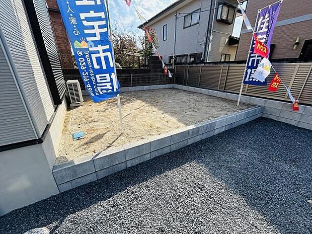 囲いのある庭スペースが特徴です。日当たりの良い場所となっています。周囲のフェンスも設置されています。清潔感のある仕上がりです。用途に合わせて利用しやすい庭となっています。