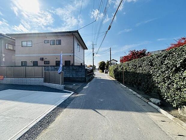 前面道路は幅があり車の出入りがしやすい環境です。道路沿いには緑が豊富に整えられており周辺環境もすっきりとしています。日当たりもよく明るい雰囲気が感じられます。舗装された道路で歩行も快適です。