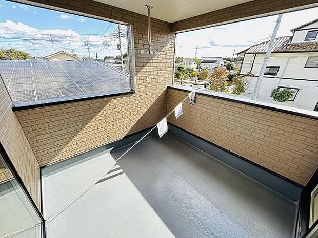 広々としたスペースが確保されているバルコニーです。高い囲い壁で外部からの視線を気にせず過ごせます。屋根付きのため急な雨にも安心です。開放感のある眺望も魅力です。日当たりも良好です。