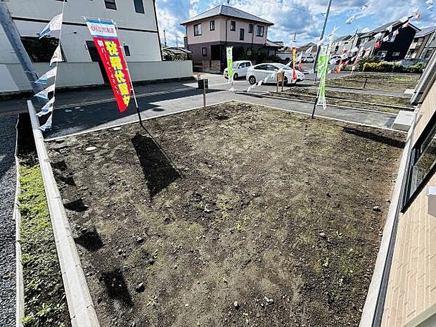 陽当たりの良い庭スペースで広々とした開放感があります。お好きな植栽やガーデニングが楽しめる余裕のある区画です。道路からのアクセスも便利な形状となっております。