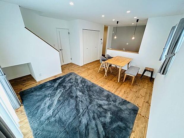 リビングは明るい木目調のフローリングが特徴です。ダウンライトが空間をすっきり見せてくれます。広々とした開放感のある空間が広がります。ホワイトを基調とした内装でどんな家具にも合わせやすい雰囲気です。