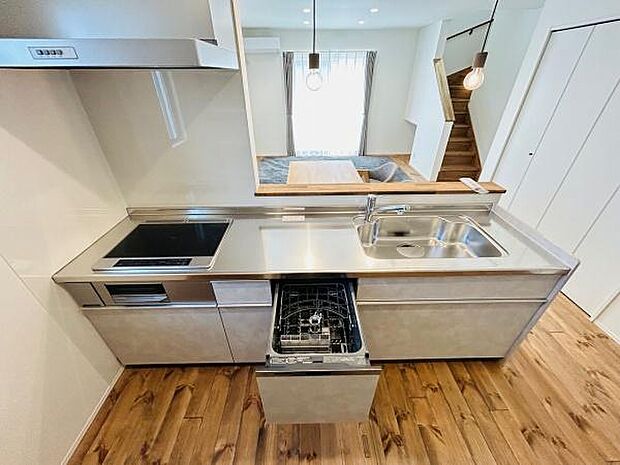 オープンな対面式でリビングとのつながりを感じられるキッチンです。ビルトイン食洗機を備えているため日々の家事も効率的です。スタイリッシュなシルバーカラーが印象的です。