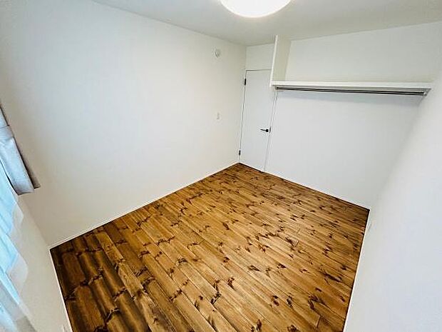 シンプルで落ち着いた雰囲気の寝室です。窓からの採光も確保されており明るさがあります。収納スペースもありお部屋をすっきりと使えます。木目調の床が温かみを演出しています。