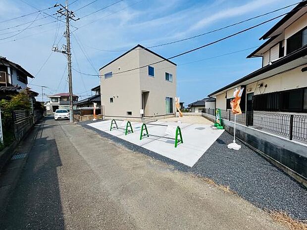 駐車場部分が広く設けられているため車の出し入れもスムーズに行えます。前面道路が広めで車のアクセスも便利です。駐車スペースが整理されており複数台駐車も可能です。周囲が開けていて見通しが良い点も魅力です。