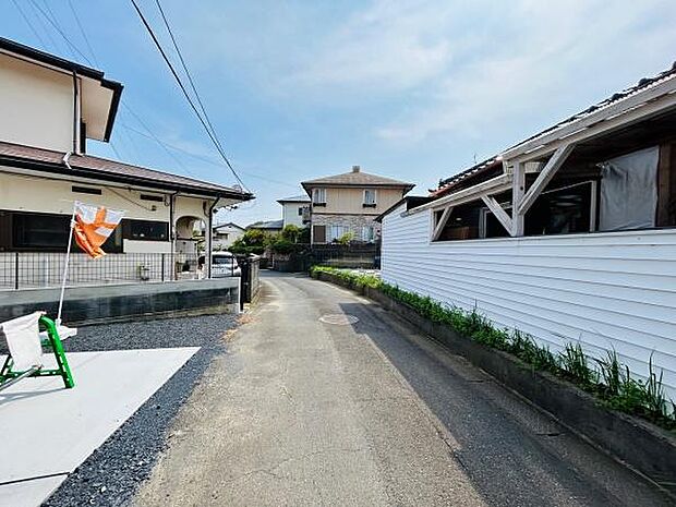 前面道路がしっかりと舗装されており毎日の出入りも安心です。周辺には住宅が立ち並び落ち着いた雰囲気が感じられます。街並みに調和した環境で車両の通行にも配慮されています。