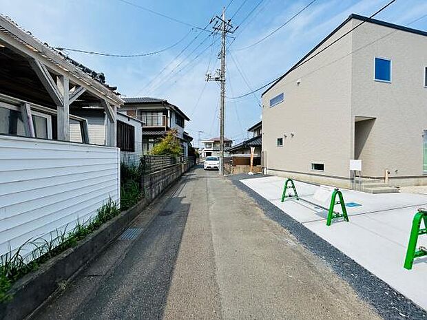 物件前の道路は舗装されており周辺には住宅が建ち並んでいます。道路幅も確保され見通しの良い直線上に位置しています。周囲の住宅からも距離がありゆとりのある配置です。