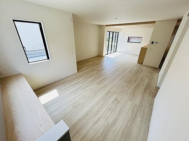 リビングは大きな窓がありたっぷりと光が差し込む明るい空間です。木目調のフローリングが落ち着いた雰囲気を演出しています。シンプルで開放感がありさまざまなインテリアに合わせやすいデザインです。