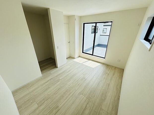 大きな窓から自然光が差し込む明るい寝室です。室内はホワイトを基調としたシンプルな内装です。収納スペースも確保されており使い勝手も良好です。バルコニーに直接アクセスできるのも魅力的です。