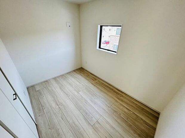 シンプルな内装でアレンジしやすい子供部屋です。明るいフローリングが空間を引き立てます。コンパクトな窓から自然光が入ります。収納スペースも備わっています。清潔感のある空間が魅力的です。