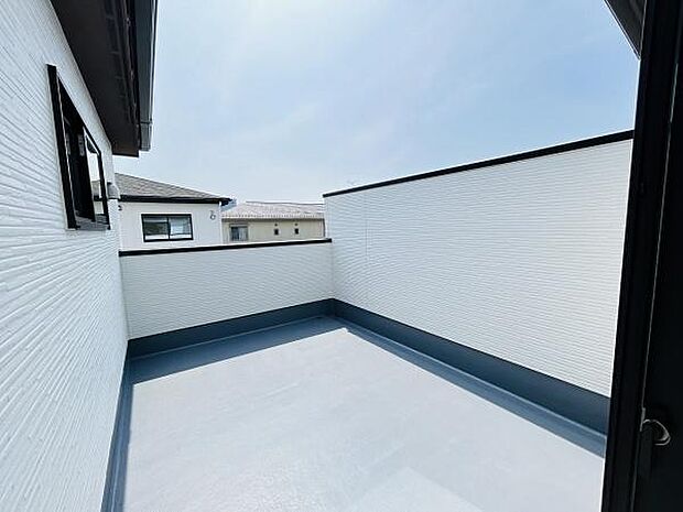 ゆったりとしたスペースを確保したバルコニーです。壁が高めに設計されているため安心感があります。日当たりも良好で明るさを感じられる空間です。お手入れしやすい床材が採用されています。