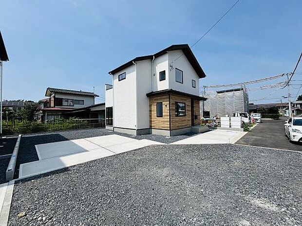 広々とした駐車スペースが確保されています。アスファルトとコンクリートの仕上げで車の出し入れもスムーズです。敷地内に複数台駐車できるため来客時にも安心です。周囲の見通しも良く駐車場の利用が快適です。