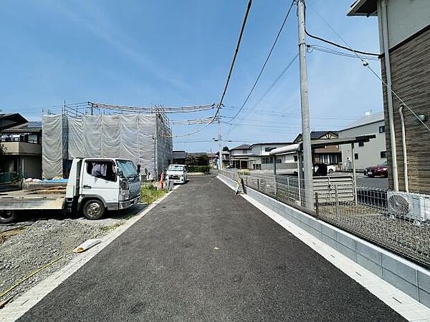 幅のある前面道路があり車の出し入れがしやすい環境です。整った舗装で歩きやすく周辺の住宅もスッキリとした印象です。道路沿いの敷地配置が整っており安心して利用できる雰囲気です。