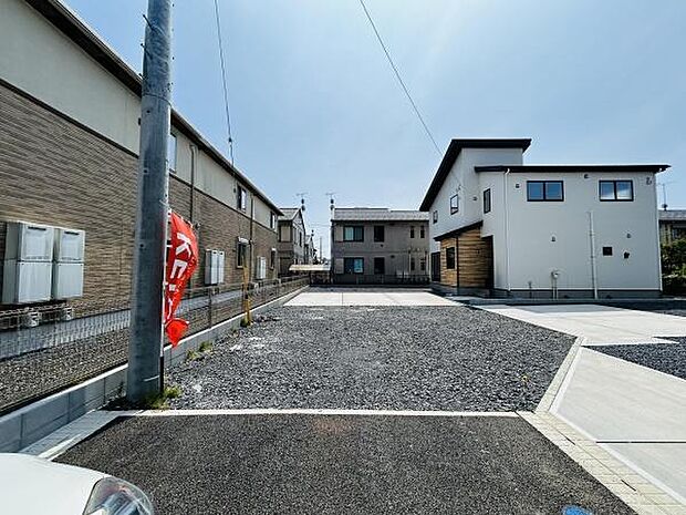 前面道路がしっかりと整備されており車の出し入れがスムーズです。現地は開放感があり隣接する建物との距離も十分に確保されています。敷地内はフラットで利用しやすい印象です。