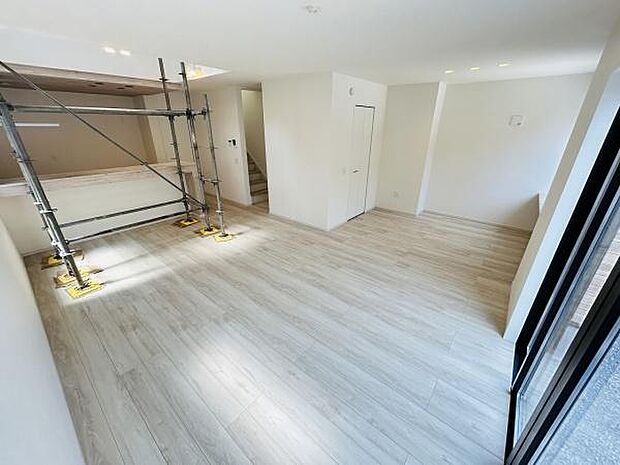 リビングは明るい日差しが差し込む開放的な空間です。シンプルな内装が印象的でナチュラルなフローリングが広さを感じさせます。スッキリとしたデザインでさまざまなインテリアにも合わせやすい仕様です。