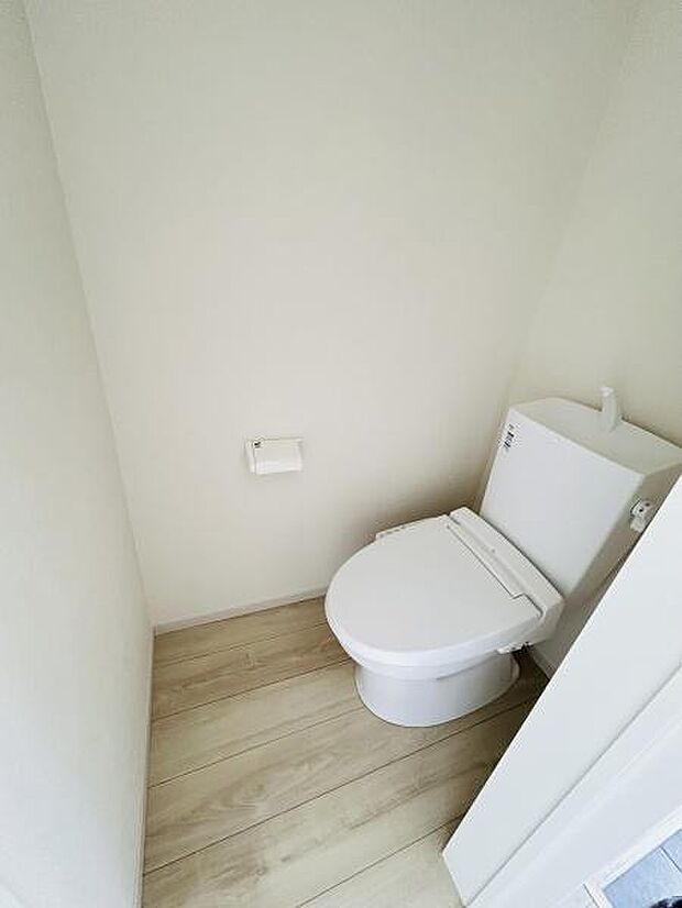 シンプルなデザインで清潔感のあるトイレです。ゆったりとした空間が確保されています。明るい床材が全体をすっきりとした印象にしています。壁や床の色合いが落ち着いています。手入れがしやすい設計です。