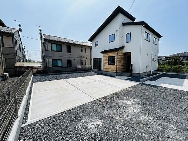 広々とした駐車スペースが確保されており車の出し入れがしやすい設計です。敷地内に複数台分の駐車スペースが設けられているため来客時にも便利です。