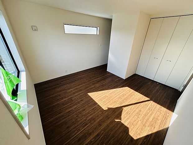 明るい日差しが差し込む寝室です。窓が二面にあり通風と採光が確保されています。クローゼットも備え付けられており収納にも便利です。シンプルなデザインでコーディネートもしやすい空間です。