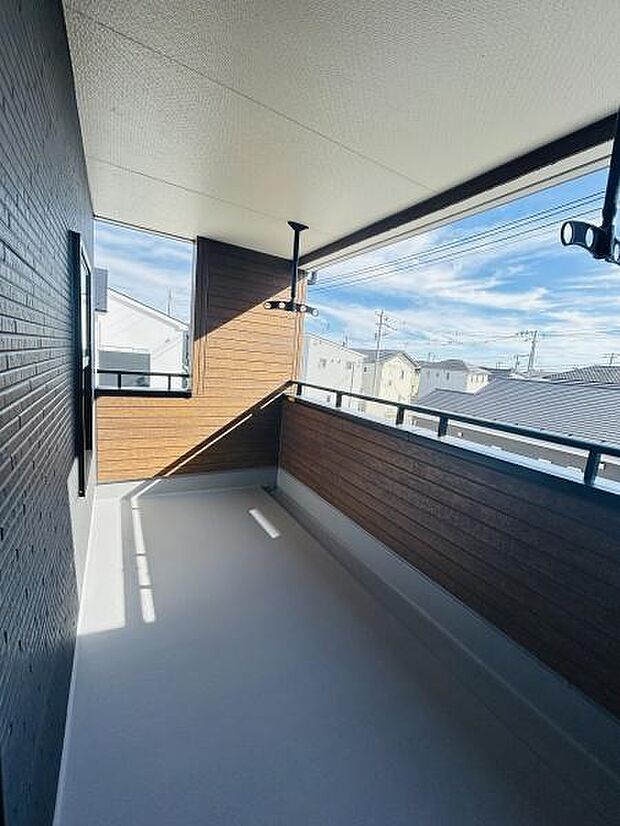広々としたスペースが確保されたバルコニーです。屋根付きのため天候の影響を受けにくい点も特長です。木目調のデザインが住まいに温かみをプラスします。明るい陽射しが差し込む開放感も魅力です。