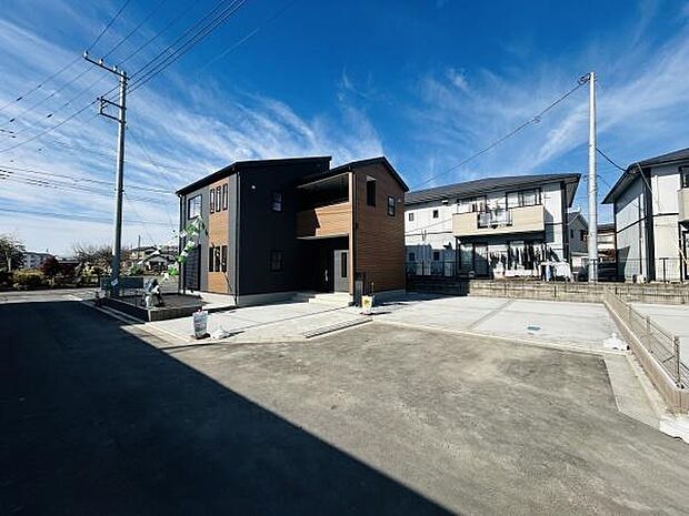 広々とした駐車スペースが確保されており車の出し入れもスムーズに行えます。周囲との距離も十分にありゆとりを感じられます。道路からのアクセスも良好で日常的な移動に便利な駐車場です。