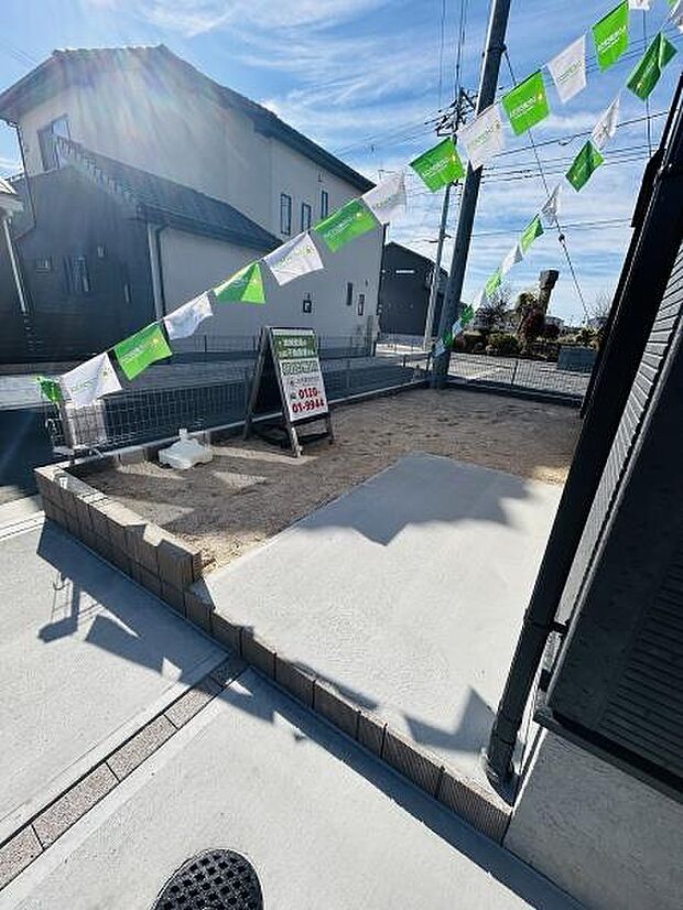 日当たりの良い庭スペースが広がっています。シンプルな設計でお手入れも簡単です。家の外観に調和した空間が魅力的です。角地にあり開放感があります。アレンジしやすいシンプルな庭です。