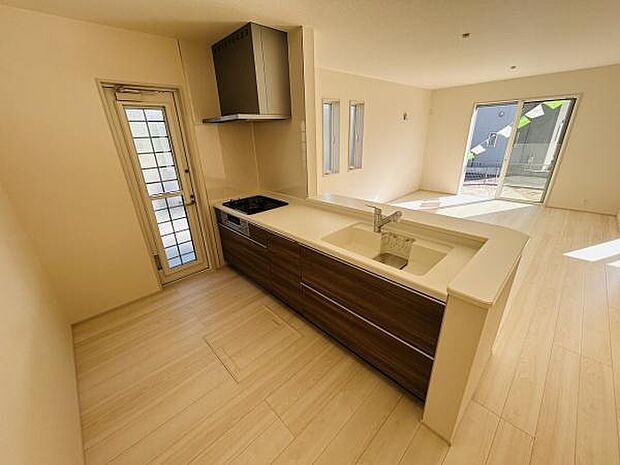 広々としたキッチンは明るい室内と一体感のあるデザインが魅力です。作業スペースがしっかり確保され窓からの採光も良好です。シンプルで使いやすい設備が整っています。清潔感のあるカラーリングも印象的です。