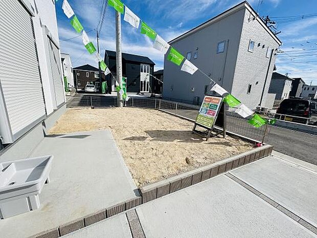 ゆったりとした庭のスペースが広がっています。シンプルなデザインで手入れがしやすい印象です。陽当たりの良い場所なのでいろいろな用途に活用しやすいです。