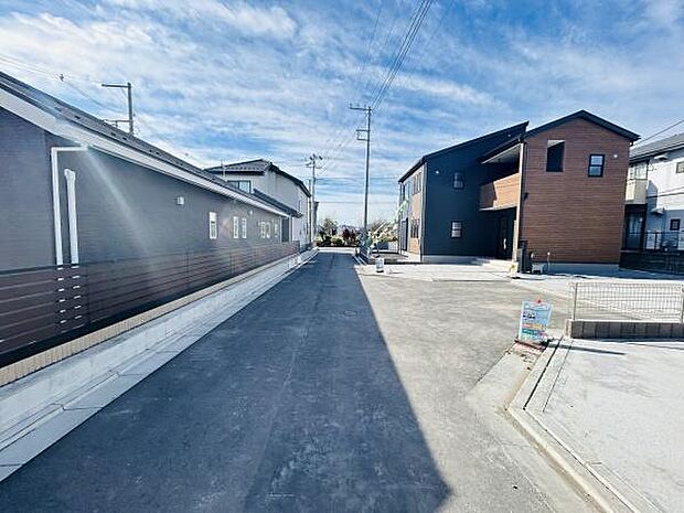 周辺は新しい住宅が並ぶ落ち着いた印象の前面道路です。道幅もしっかり確保されており車の出し入れもスムーズです。舗装された道路が続いているため快適にお過ごしいただけます。