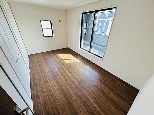 大きな窓から自然光がたっぷり差し込む寝室です。木目調の床が空間に温かみをプラスしています。白を基調とした壁が室内をより広く見せています。クローゼット付きで収納にも困りません。