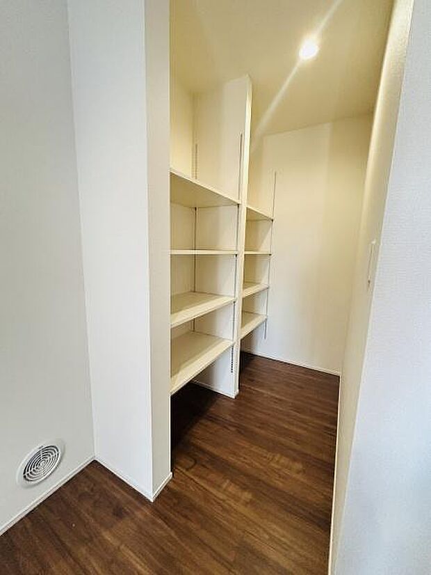 シンプルで使い勝手の良い収納スペースです。高さの異なる棚が設置されており様々な物の整理に役立ちます。奥行きも十分にありスペースを有効活用できます。動線が広く出し入れもスムーズに行えます。