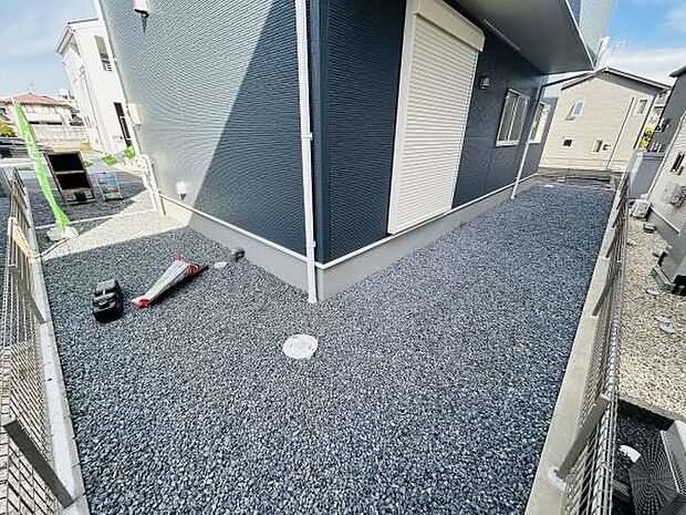 広いスペースが確保された庭です。防犯や雑草対策に有効な砂利が敷かれています。メンテナンスがしやすい環境となっています。周囲はフェンスでしっかり仕切られています。使い勝手の良い形状の庭です。