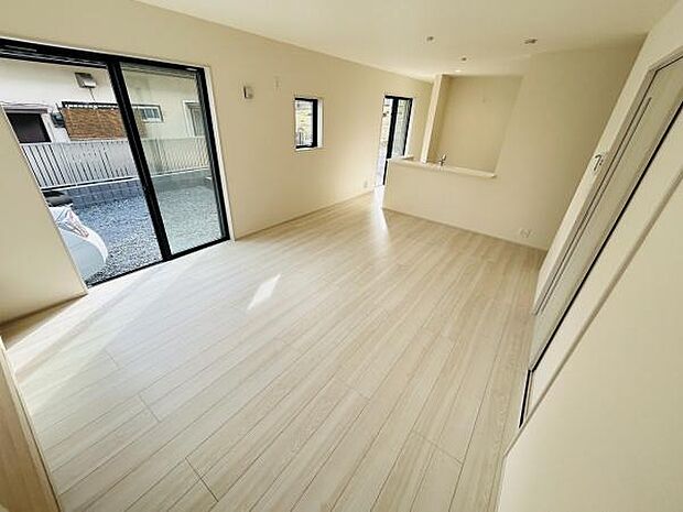 リビングは明るい色合いのフローリングが広がりゆとりのある空間が特徴です。大きな窓から自然光がしっかりと差し込み室内が開放的に感じられます。窓が複数設置されているので通風も良好です。