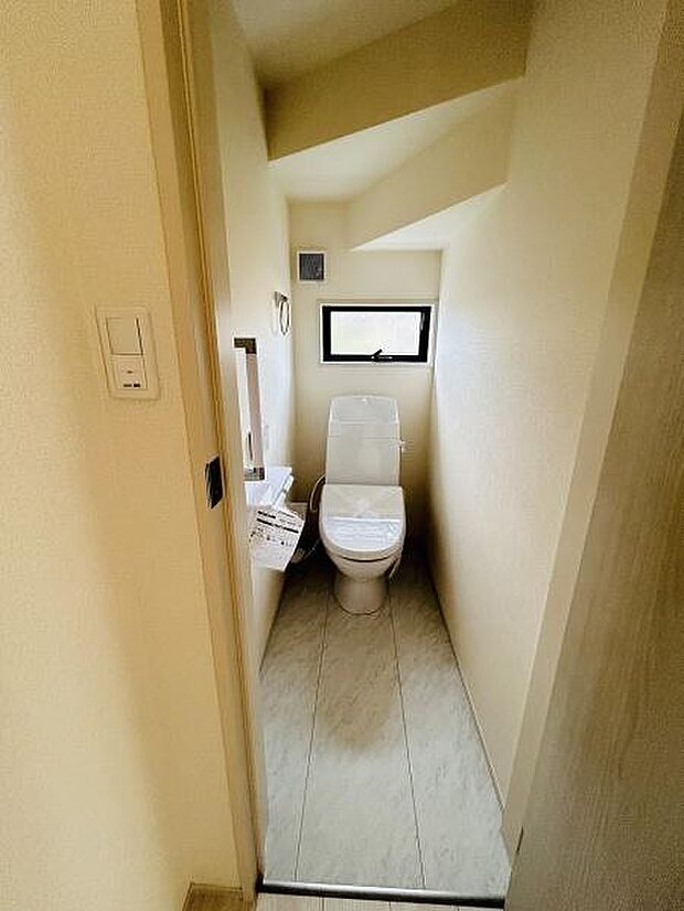 小窓が設置されているため自然光を取り入れやすいトイレです。シンプルな内装で落ち着いた雰囲気が広がります。ペーパーホルダーやリモコンも手の届きやすい位置に配置されています。