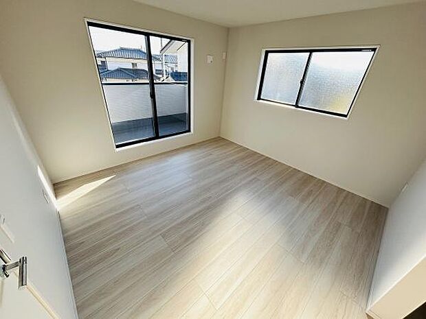 明るい光が差し込む寝室です。広めのスペースで自由にレイアウトが可能です。2面採光により室内が開放的に感じられます。バルコニーへの出入りもスムーズです。