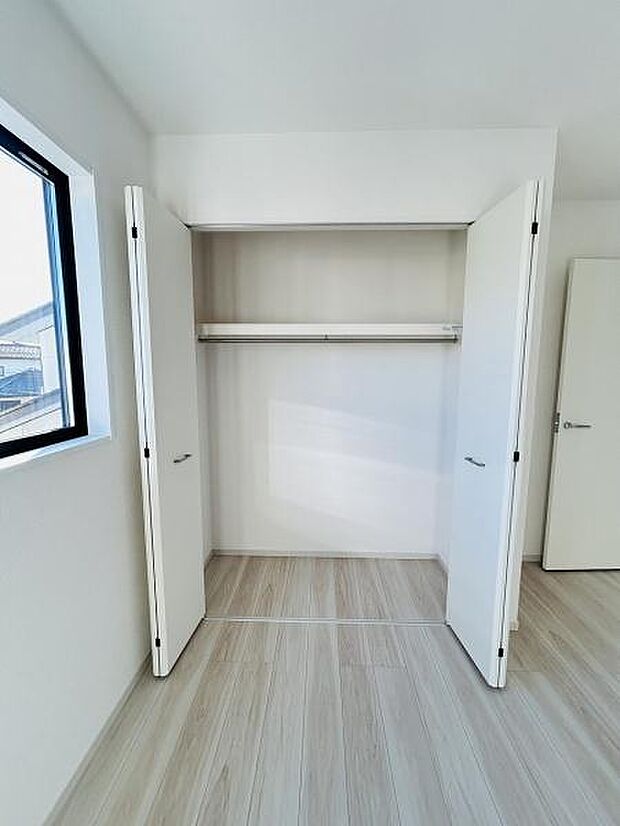 クローゼットは開口部が広く荷物の出し入れがしやすい設計です。ホワイトを基調としたデザインが空間に統一感を与えます。床までしっかりスペースが確保されており収納力に優れています。
