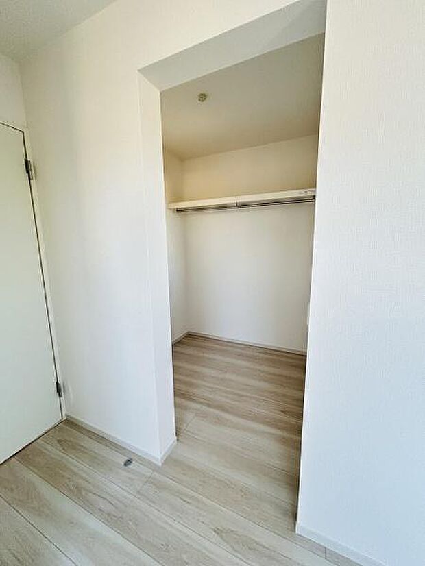 シンプルなデザインですっきりとした収納スペースです。奥行きがあり収納力が期待できます。明るい内装で使い勝手の良い空間となっています。クローゼットとして幅広い用途に対応できます。