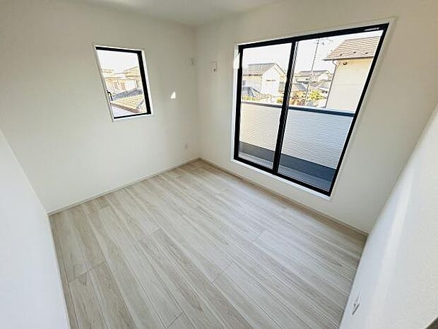 洋室は大きな窓からたっぷりと光が差し込み明るい室内を演出しています。ナチュラルなフローリングで落ち着いた雰囲気が特徴です。バルコニーへの出入りもスムーズにできます。