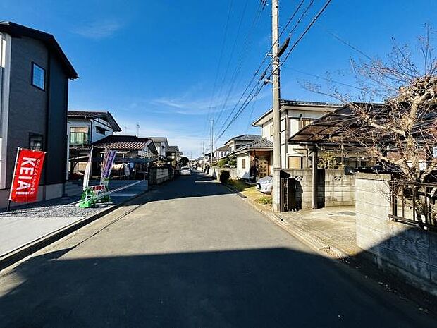 現地周辺は落ち着いた雰囲気が感じられる前面道路です。車の通行や歩行もゆったりとしており見通しの良い道路が広がっています。各住戸が並ぶ整った街並みが特徴です。静かな環境がお好きな方におすすめです。