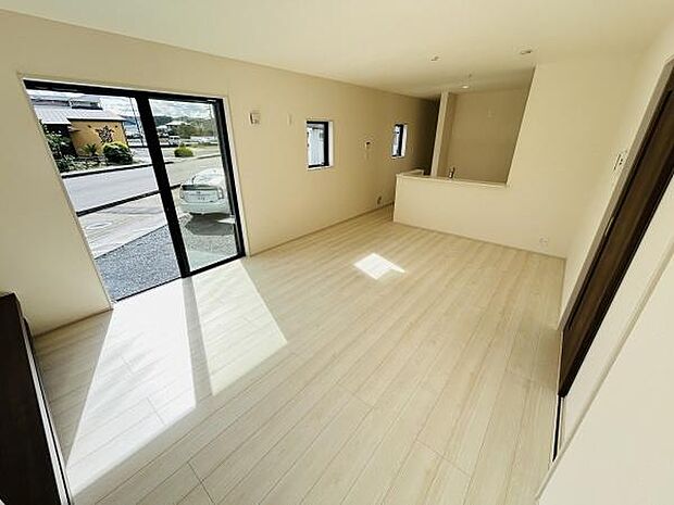 リビングは大きな窓からたっぷりと陽光が差し込み開放感を感じられます。白を基調とした床が空間を明るく見せます。キッチンとのつながりも良好で使い勝手を意識した配置です。窓が複数あり通風も確保されています。