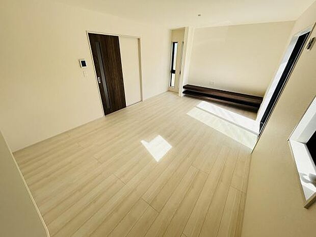 明るい日差しが差し込むリビングです。開放感を感じられるシンプルな内装が魅力です。清潔感のあるフローリングが空間を引き立てています。大きな窓から自然光がしっかり入ります。